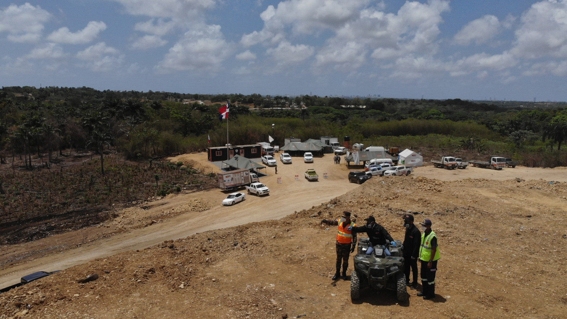 REPÚBLICA DOMINICANA: Ministro Obras Públicas supervisa avances para sofocar incendio Duquesa; se avanza hacia transformación en verdadero relleno sanitario