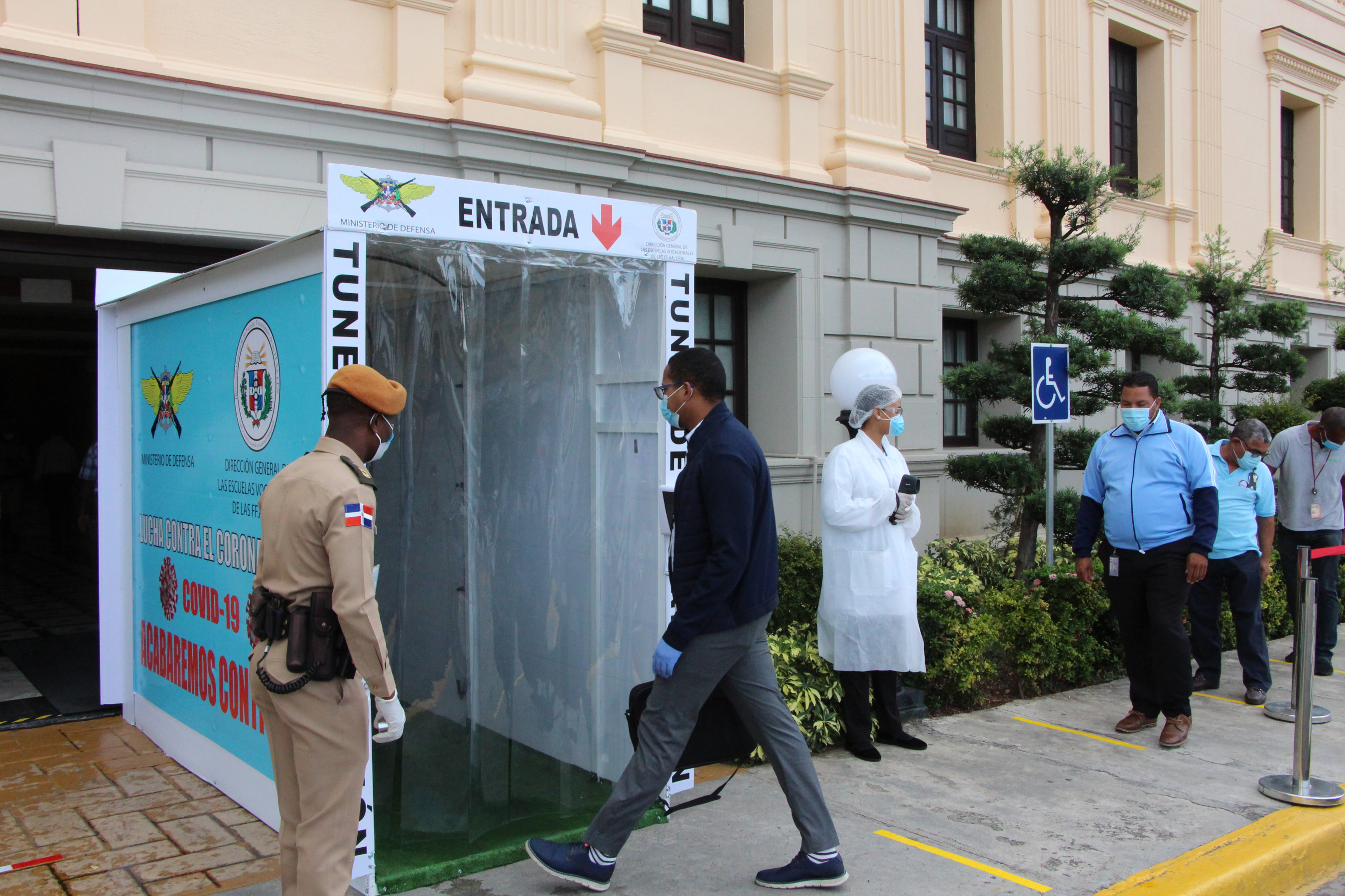 REPÚBLICA DOMINICANA: En Palacio Nacional, instalan un túnel de desinfección ante COVID-19