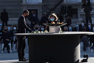 Ofrenda floral a las víctimas del coronavirus durante el homenaje en el Palacio Real de Madrid