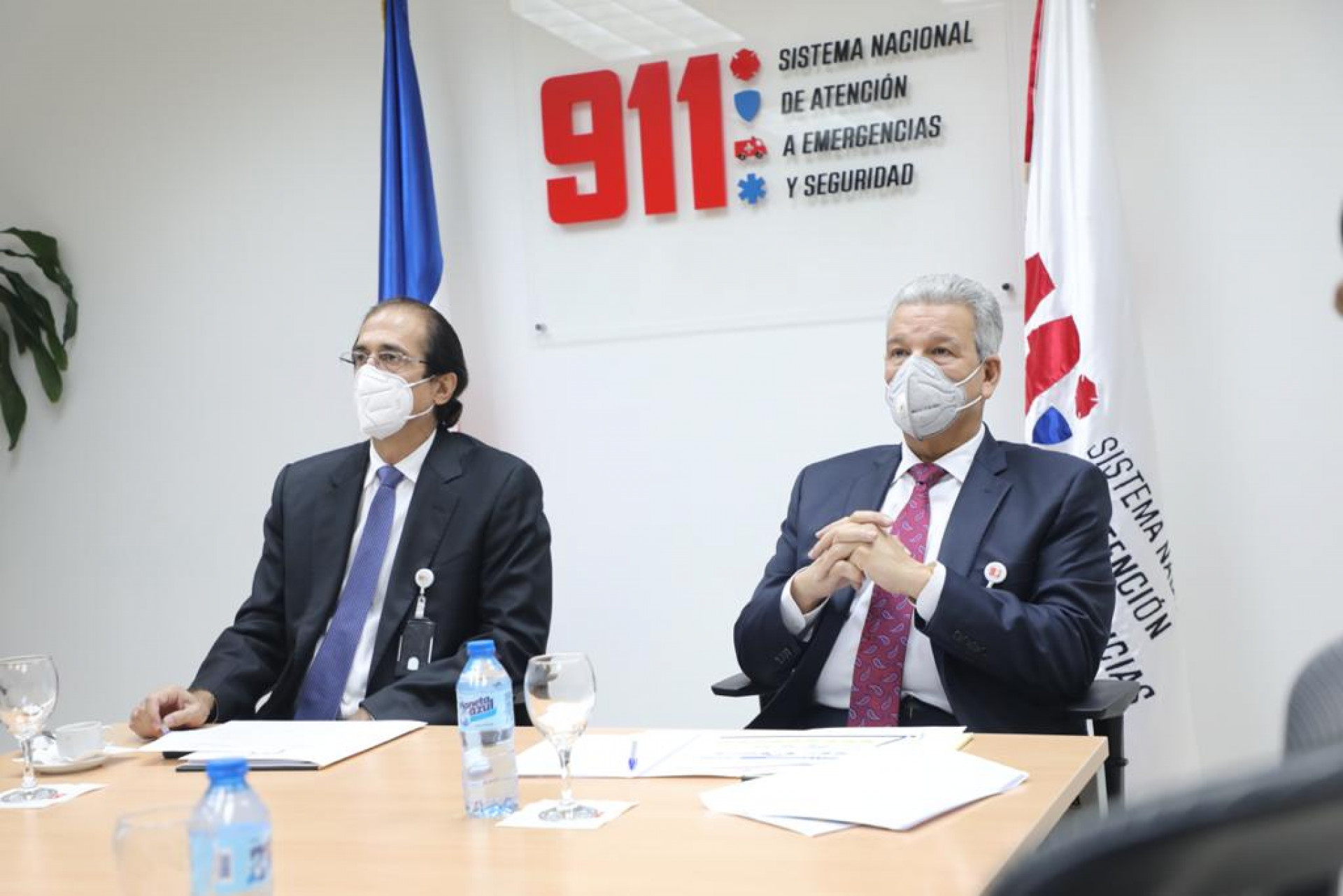 REPÚBLICA DOMINICANA: Gustavo Montalvo muestra el Sistema 911 al ministro de la Presidencia designado, Lisandro Macarrulla  