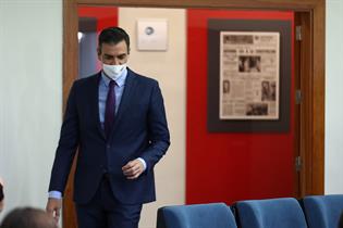 Pedro Sánchez a su llegada a la sala de prensa