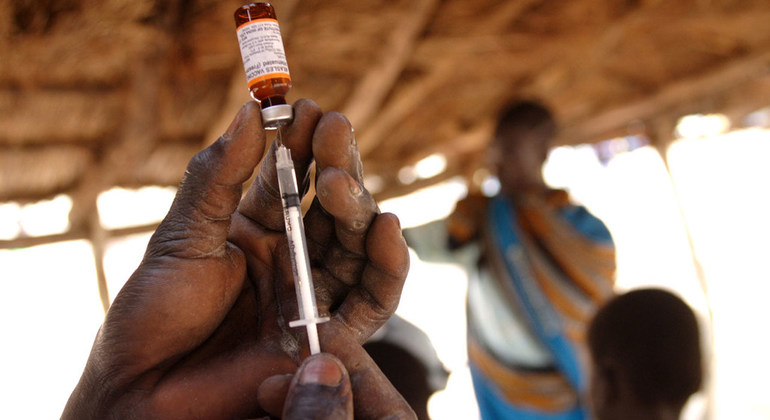 Las vacunas COVID-19 no llegarán a los países hasta mediados de 2021, asegura la OMS