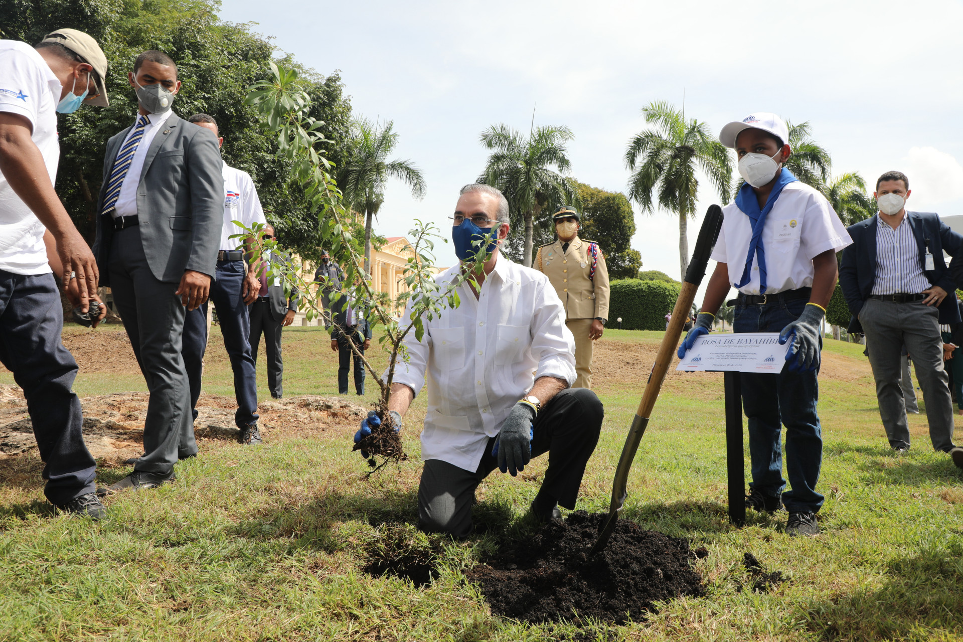 REPÚBLICA DOMINICANA: Presidente Luis Abinader encabeza siembra en el Palacio Nacional por el Mes de la Reforestación