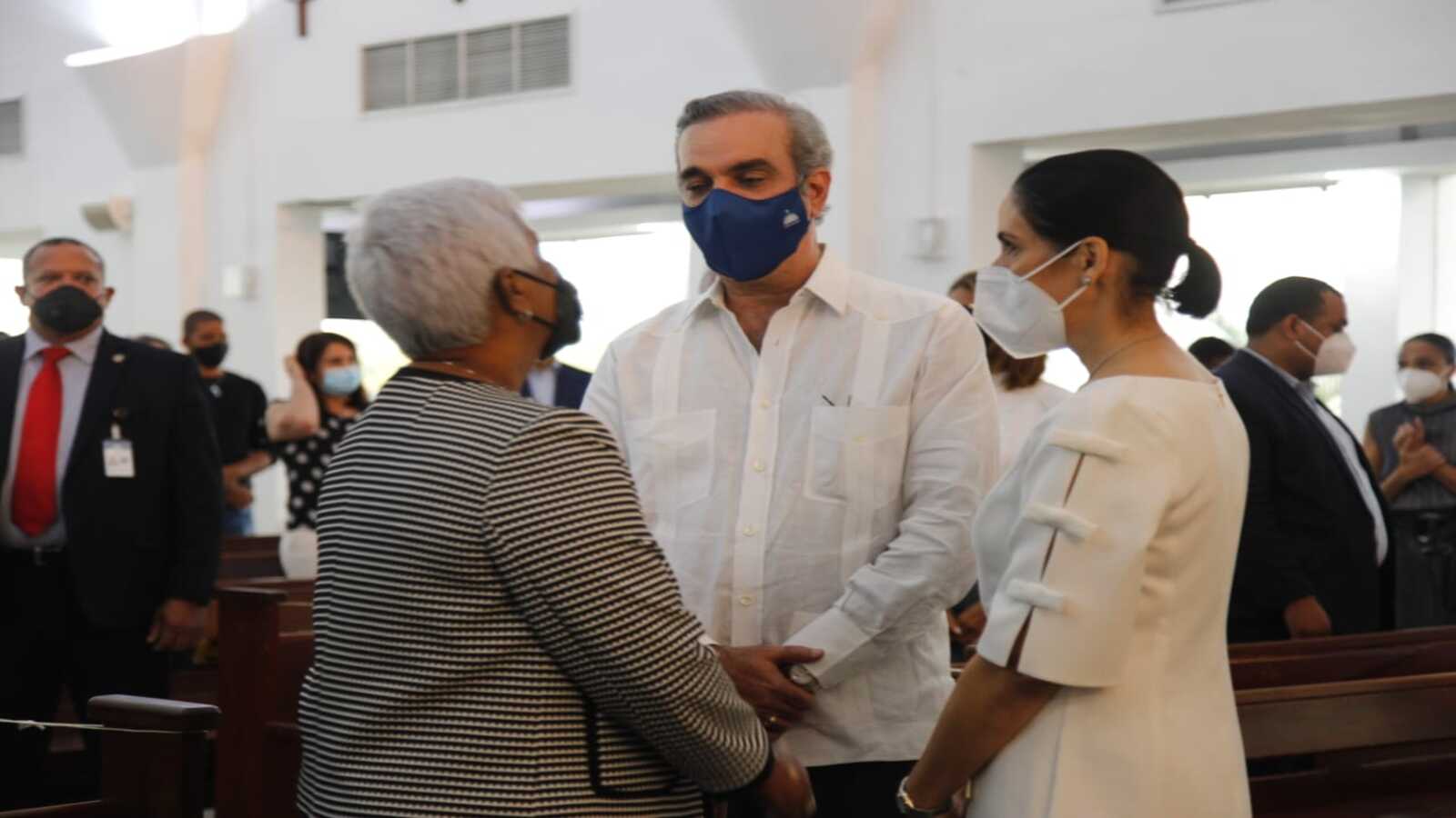 REPÚBLICA DOMINICANA: Presidente Luis Abinader y primera dama Raquel Arbaje asisten a misa madre de Altagracia Salazar