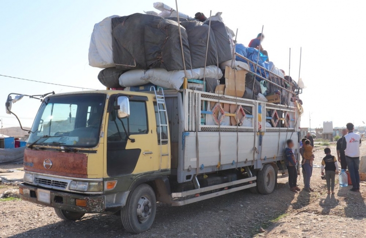 En el campo de Laylan a los desplazados se les pide que carguen sus pertenencias en los camiones provistos por las autoridades como parte del cierre del campo.