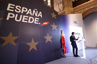 El presidente del Gobierno, Pedro Sánchez, bajo el lema "España Puede."