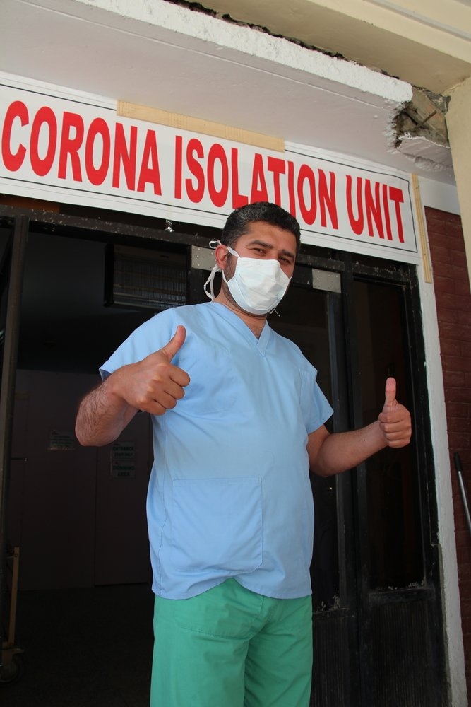 El doctor Umar Zaib en la entrada de la zona de aislamiento de COVID-19. Timergara, Pakistán.