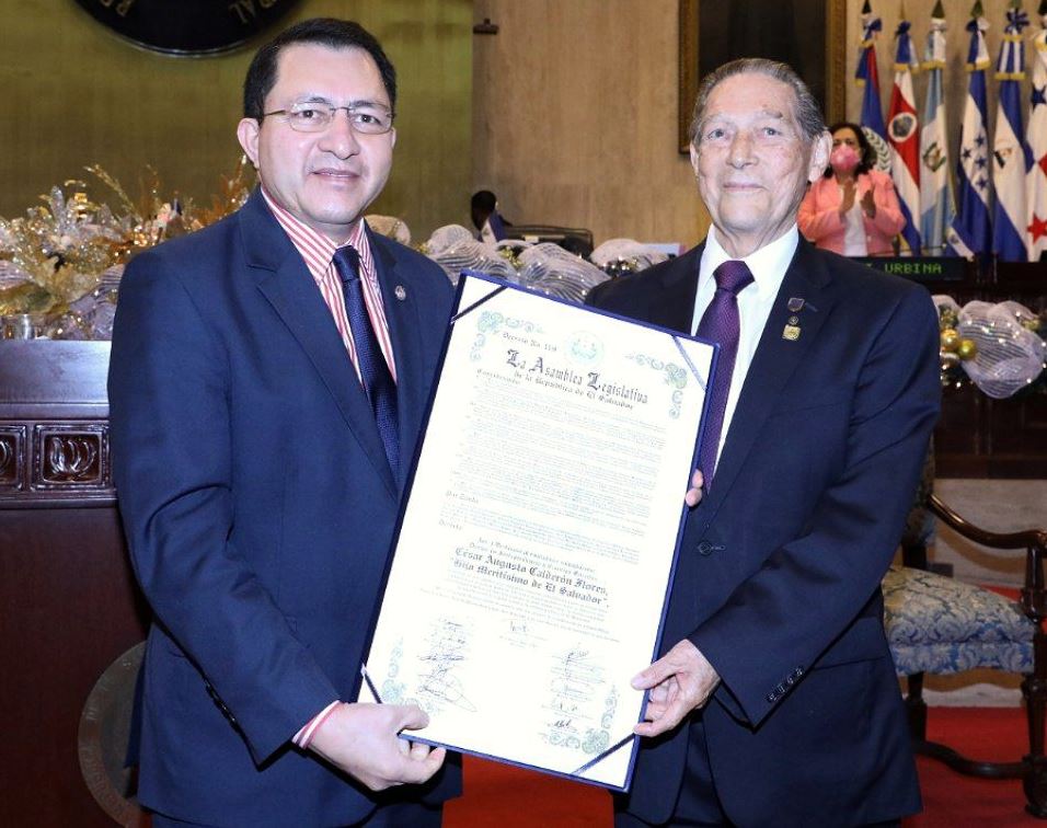 EL SALVADOR: Entregan distinción honorífica al doctor César Augusto Calderón Flores