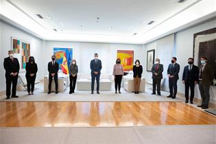 El presidente del Gobierno, Pedro Sánchez, con asistentes al encuentro celebrado en La Moncloa