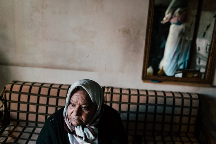 Fátima, su marido y su hija comparten una habitación en casa de sus suegros porque ya no pueden permitirse una casa.