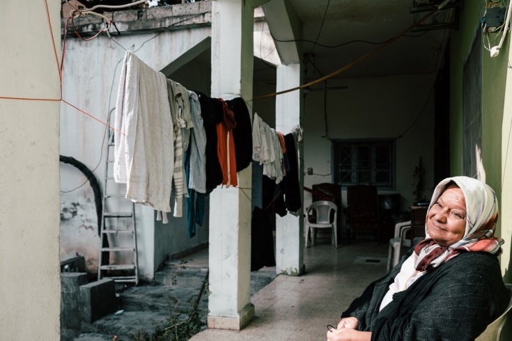 Fátima frente a la casa de sus suegros, en la que se ha visto obligada a vivir con su marido y su hija por problemas económicos.