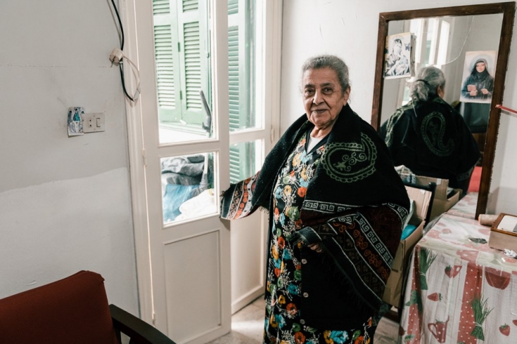 Thérèse, de 85 años, vive en Karantina, un barrio cercano al puerto de Beirut muy afectado por la enorme explosión del 4 de agosto de 2020.