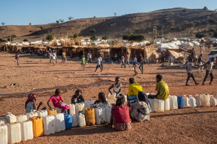 Refugiados etíopes con sus garrafas en un punto de distribución de agua del campo de refugiados de Um Rakuba, en Sudán.