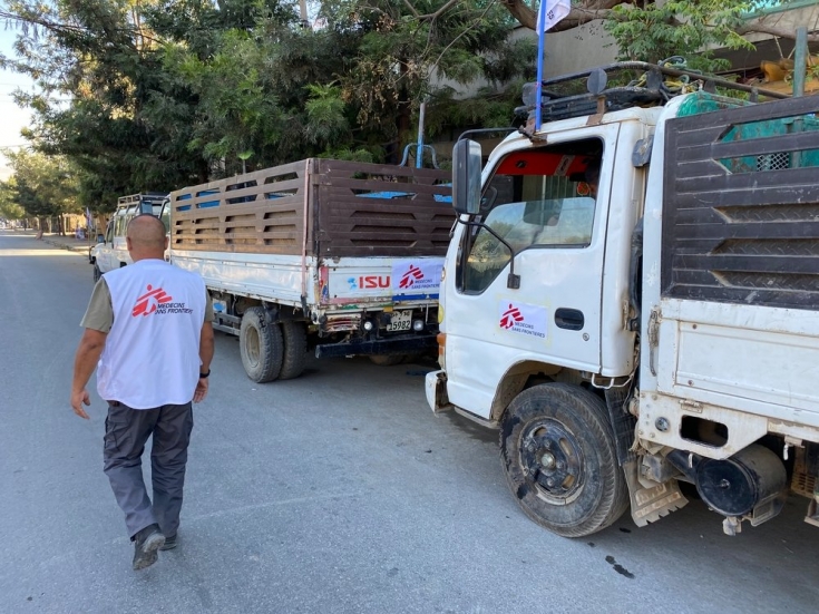 Uno de nuestros compañeros supervisa los camiones cargados con suministros en Mekele que se envían a otras zonas de la región de Tigray, en el norte de Etiopía. 