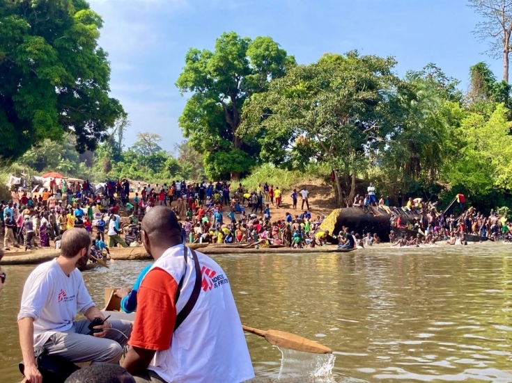 Personal MSF cruzan el río Mbomou para llegar a Ndu, en RDC, donde miles de personas de RCA han buscado refugio por los ataques a Bangassou el 3 de enero de 2021.