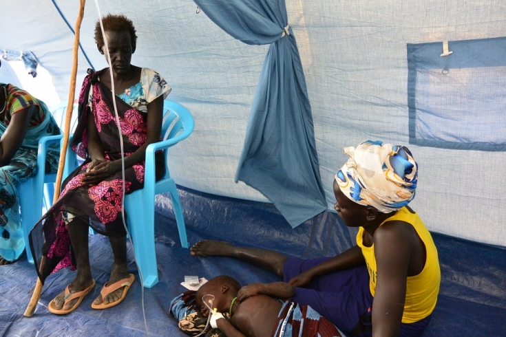 Nyandeng Wal espera para que estabilicen a su nieto de dos años, que sufre malaria severa. Clínica móvil de MSF en Riang, estado de Jonglei, Sudán del Sur.