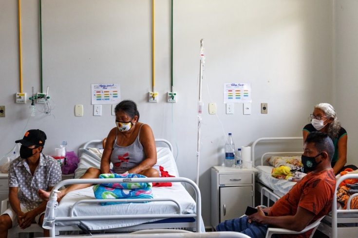 Pacientes y cuidadores en el ala dedicada al tratamiento de personas con COVID-19 en el hospital regional de Tefé. Brasil.