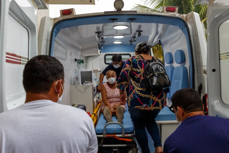 Una paciente del ala de COVID-19 es acomodada en una ambulancia que la llevará al aeropuerto de Tefé. La transfieren al hospital de Manaus.
