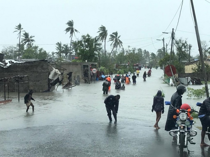 Las personas tienen problemas para desplazarse tras el paso ciclón.