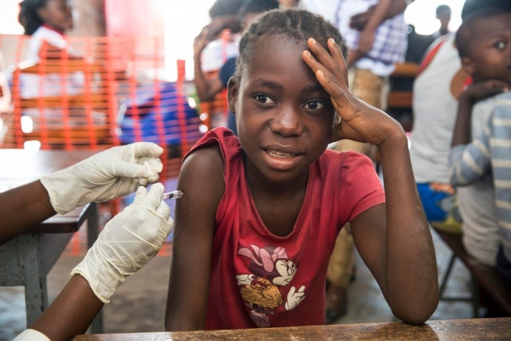 Campaña de vacunación contra la fiebre amarilla en una escuela de la zona de salud Kikimi, en Kinshasa, RDC.