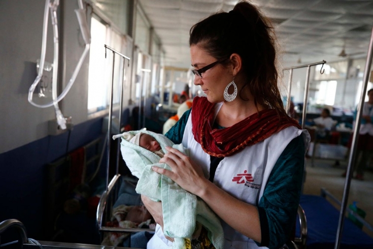 Sophie, enfermera MSF, con un recién nacido en el hospital de MSF en Kutupalong.