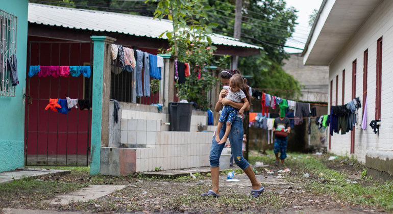 Niños de la caravana migrante regresan a Honduras heridos y traumatizados