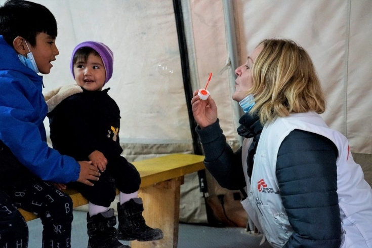 Katrin Glatz-Brubakk, supervisora de actividades de salud mental, juga con unos niños en la sala de espera de la clínica de MSF en Lesbos.