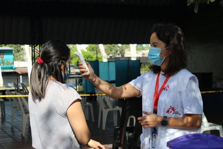 Nuestros compañeros ofrecen servicios de enfermería a los residentes de la Colonia Las Margaritas de Soyapango mediante un servicio de clínicas móviles. 