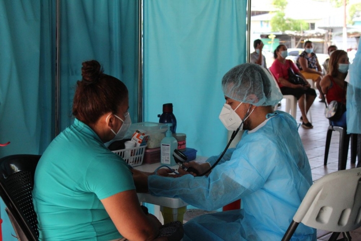 Nuestros compañeros ofrecen servicios de enfermería a los residentes de la Colonia Las Margaritas de Soyapango mediante un servicio de clínicas móviles. 