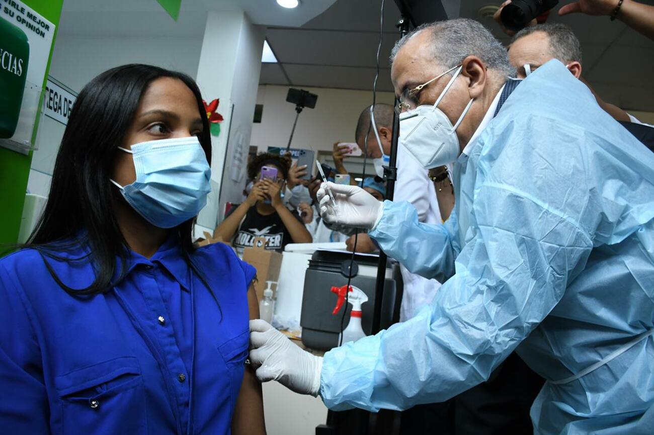 REPÚBLICA DOMINICANA: Gobierno vacuna contra la Covid-19 en Bonao y San Francisco de Macorís