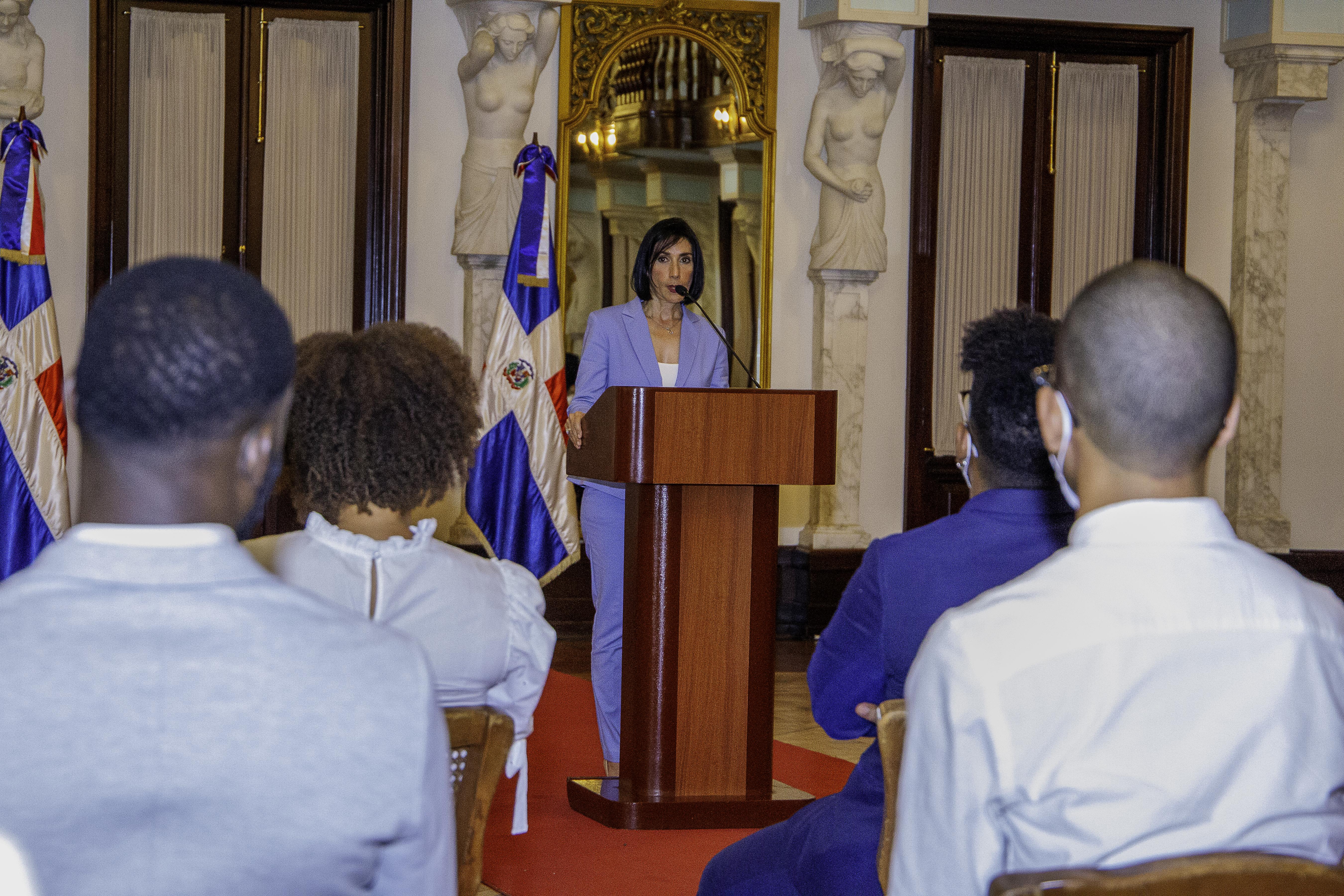 REPÚBLICA DOMINICANA: La primera dama exhorta a los jóvenes a denunciar los males sociales