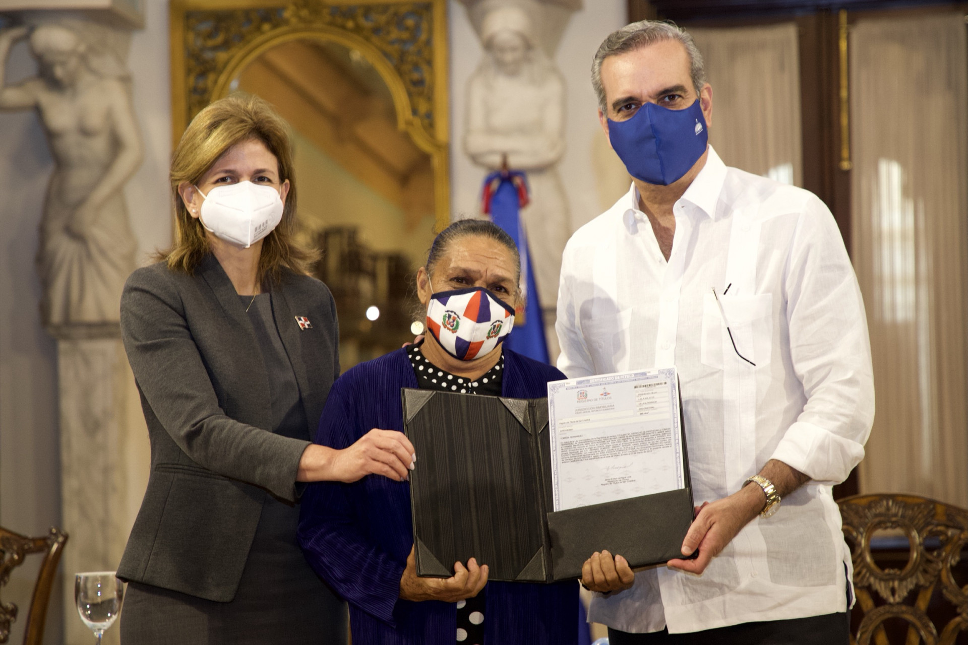 REPÚBLICA DOMINICANA: 274 familias reciben del presidente Abinader certificados de títulos en Villa Altagracia