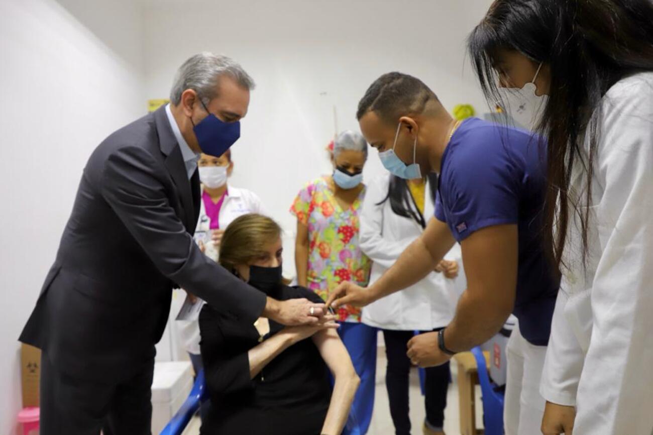 REPÚBLICA DOMINICANA: El presidente Abinader acompaña a su madre a vacunarse contra el COVID-19