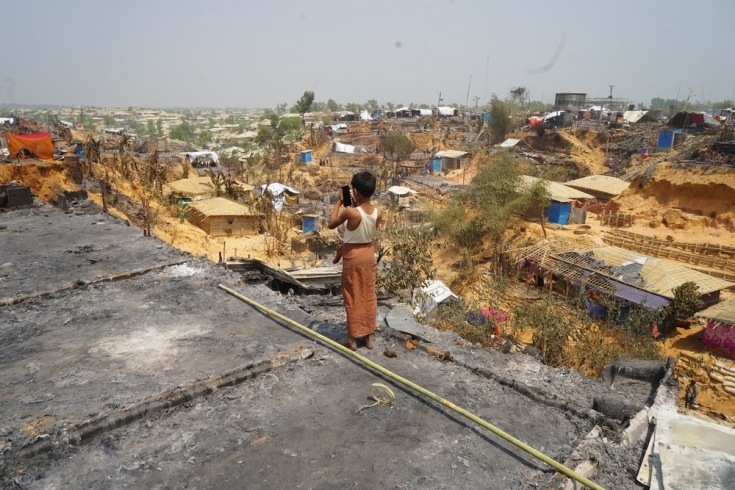 El fuego destruyó miles de refugios en verios de los campos para refugiados rohingya.