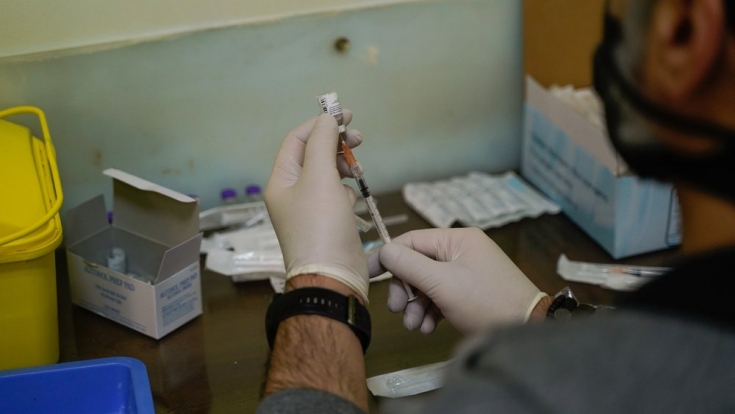 Un miembro de nuestros equipos móviles se prepara para vacunar a trabajadores de primera línea y mayores en una residencia en Trípoli, Líbano.
