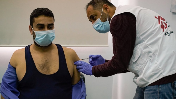 Vacunando a un trabajador de primera línea en una residencia en Trípoli, Líbano.
