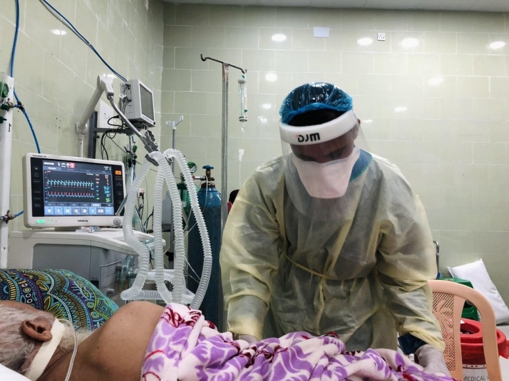 Personal médico en la unidad de cuidados intensivos para pacientes críticos de COVID-19 del hospital de Al-Gamhouria, en Adén, Yemen.