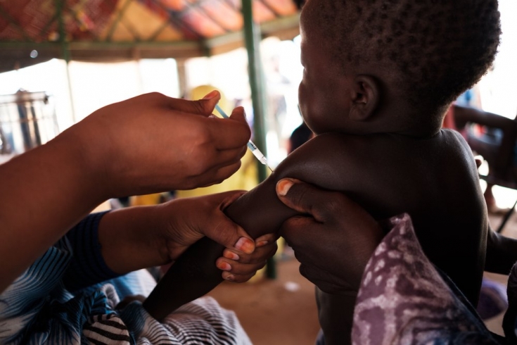 Tinelbaraka Walet Brahim es  vacunado en el pueblo de Lemetrewegh, durante una campaña de vacunación de MSF en el sureste de Mauritania. Agosto de 2018.