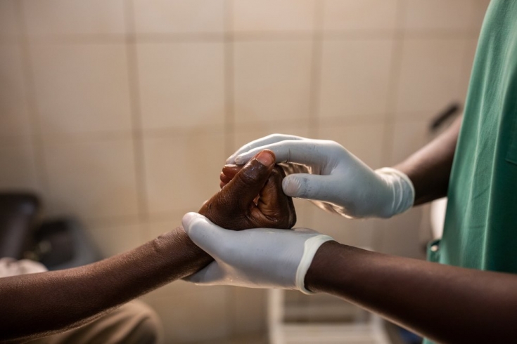 Gilbert, fisioterapeuta, trabaja con un paciente en el Hospital General de Maroua, Camerún.