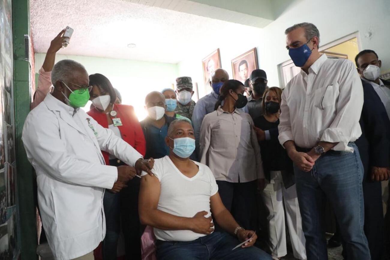REPÚBLICA DOMINICANA: Presidente Abinader supervisa proceso de vacunación