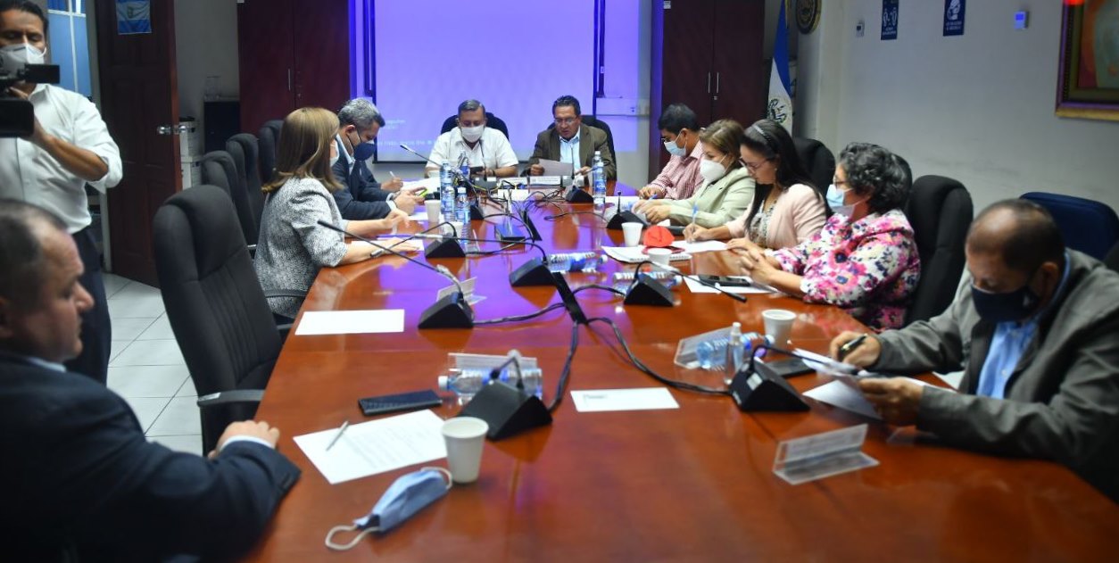 EL SALVADOR: Estudian disposiciones que eviten la suspensión o interrupción del servicio de transporte público