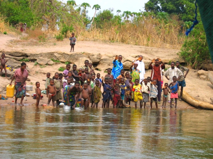 Un grupo de personas junto al río. República Centroafricana.