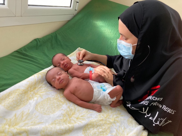 Irene Pérez con las mellizas Nahma y Hadra, nacidas de forma prematura en nuestra maternidad.