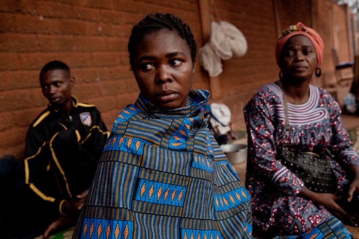  France Beldo vive a las afueras de la capital centroafricana. El 13 de enero, hay combates en su barrio y una bala perdida la hiere en una mano, el pecho y el hombro. La llevan en moto, inconsciente, a nuestro Hospital SICA.