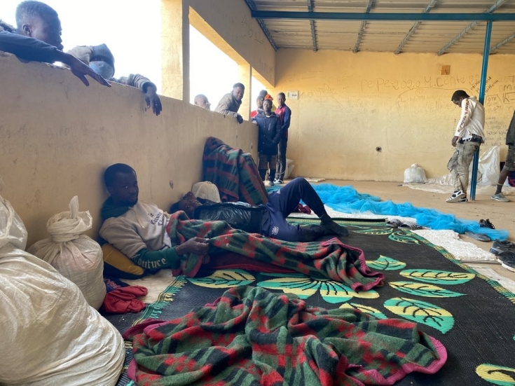 Jóvenes recién deportados desde Argelia pasan el rato en el recinto de recepción de Assamaka, donde gestionamos un centro de salud.