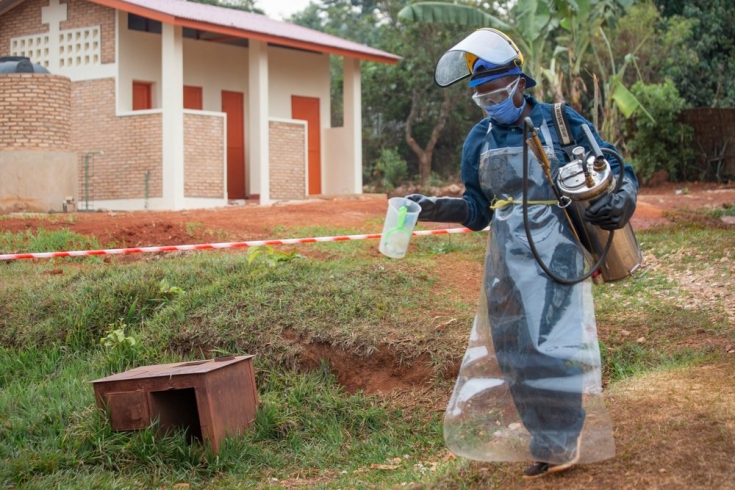 Un fumigador se prepara para tratar una casa contra los mosquitos en la colina de Ruyaga, distrito de salud de Kinyinya, Burundi.