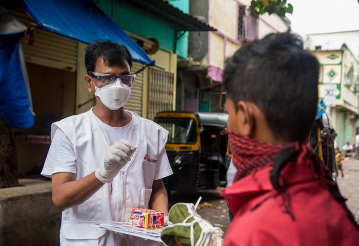 Actividades de promoción de salud en los barrios pobres de Bombay, para prevenir la transmisión de la COVID-19.