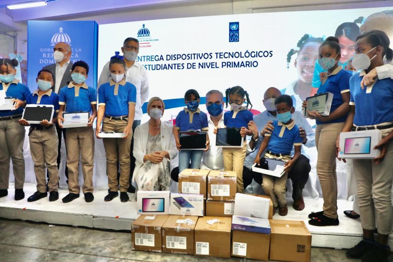 REPÚBLICA DOMINICANA: Presidente Abinader inicia la entrega de más de medio millón de tabletas para estudiantes de educación primaria