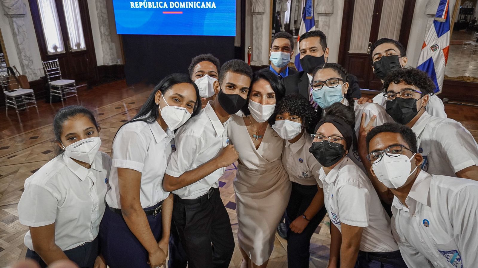 REPÚBLICA DOMINICANA: Primera dama otorga becas para el ITLA a jóvenes ganadores de concurso de la Nasa