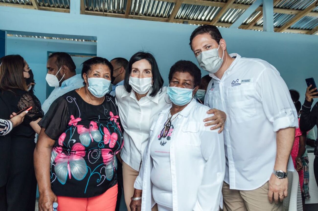 REPÚBLICA DOMINICANA: Primera dama y el director del INVI entregan viviendas a familias damnificadas de incendio en Pimentel
